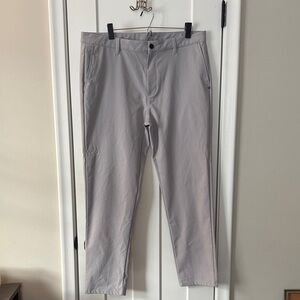 Vuori Men’s Cascade Tech Chino in Fog